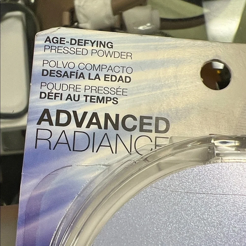 COVERGIRL Advanced Radiance Powder with Creamy Natural 110